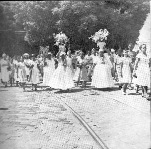 As baianas que participam da lavagem do Bonfim não tem acesso ao adro da basílica, por determinação do cardeal dom Lucas Moreira Neves, repetindo a mesma proposta do arcebispo Álvaro Augusto da Silva, nos anos 40, não permitindo que a lavagem ultrapasse as escadarias.