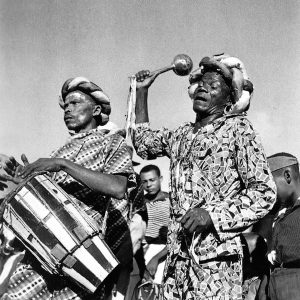 Carnaval “Havia igualmente os afoxés, como os Filhos do Congo, com seu rei, sua rainha, seu porta-estandarte e seus tambores”. (Retratos da Bahia. Pierre Verger)