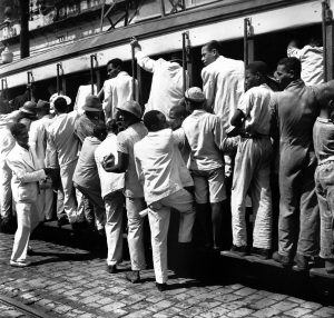 “... A maioria dos passageiros preferia viajar em pé sobre estribos, e o chique era pongar no bonde na subida e na descida.” (Retratos da Bahia. Pierre