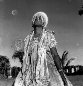 Candomblé em Salvador “No decorrer das cerimônias, as filhas de santo são possuídas pelos orixás a quem são consagradas, como lemanjá, que reina sobre as águas do mar”. (Retratos da Bahia. Pierre Verger)