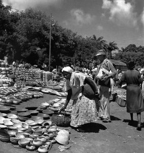 Cerâmica típica da feira de Água de Meninos.