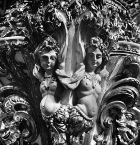 Detalhe do púlpito da igreja de São Francisco “...São Francisco é notável pelo contraste que existe entre o interior da igreja, coberto de ouro e de esculturas sensuais, e seu claustro, conservado calmo, fresco e azul.” (Retratos da Bahia. Pierre Verger)