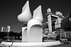 Escultura-fonte de Mário Cravo