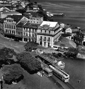 O passeio mais bonito que se podia fazer era sair da Praça da Sé ou do Abrigo da Praça Castro Alves, no bonde n° 14 do Rio Vermelho de Cima e voltar no bonde nº 15 do Rio Vermelho de Baixo” (Retratos da Bahia. Pierre Verger)