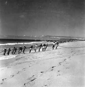 “... A rede era puxada até a praia por todos os pescadores, que cantavam em coro, ritmando e sincronizando o esforço conjunto.” (Retratos da Bahia. Pierre Verger)