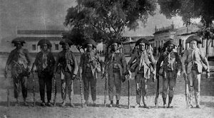 Clássica foto da visita de Lampião e mais 7 cabras a Pombal, no dia 17 de dezembro de 1928.