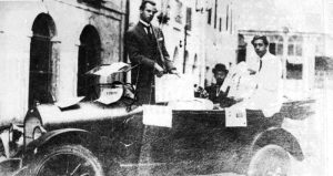 Simões Filho (de chapéu, sentado) deixa as oficinas para distribuir exemplares do Jornal A Tarde aos leitores, enfrentando a proibição do governo que vetara a circulação do seu jornal. Salvador, 1931