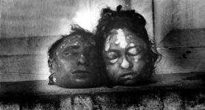 As cabeças de Lampião e Maria Bonita em adiantado estado de decomposição. Há sérias suspeitas de que ela foi degolada ainda com vida.