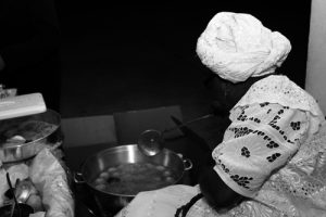 Nas ruas de Salvador, é comum encontrar as negras baianas vendendo seus deliciosos quitutes