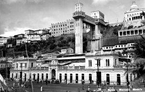 “Nosso Mercado Modelo O maior cartão-postal O respeito mundial Teve transformado em cinza Todo o seu material” (Bule-bule. A Tragédia do Incêndio do Mercado Modelo