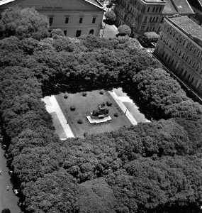 Praça Cairu “Nesta praça sombrejada, vivia uma pequena multidão de fotógrafos lambe-lambe, vendedoras de quitutes, engraxates, mercadores de drogas milagrosas, músicos, cantores e era também o lugar de predileção de Rodolfo Coelho Cavalcanti, poeta popular.” (Retratos da Bahia. Pierre Verger