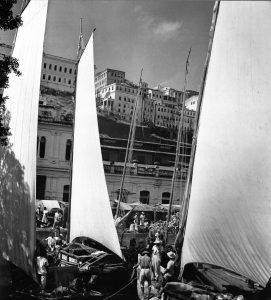 Rampa do Mercado “... no pequeno Porto da Rampa do Mercado, onde vinham ancorar os saveiros, trazendo do Recôncavo passageiros e mercadorias.” (Pierre Verger. Retratos da Bahia)