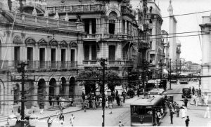 Fachada do Edifícil da Associação dos Empregados no Comércio da Bahia, na elegante Rua Chile.
