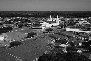Uauá Nesta praça, em 21 de novembro de 1896, ocorreu o combate entre a primeira expedição comandada pelo tenente Pires Ferreira e os conselheiristas. Os soldados retornaram em farrapos e desmoralizados para Juazeiro.