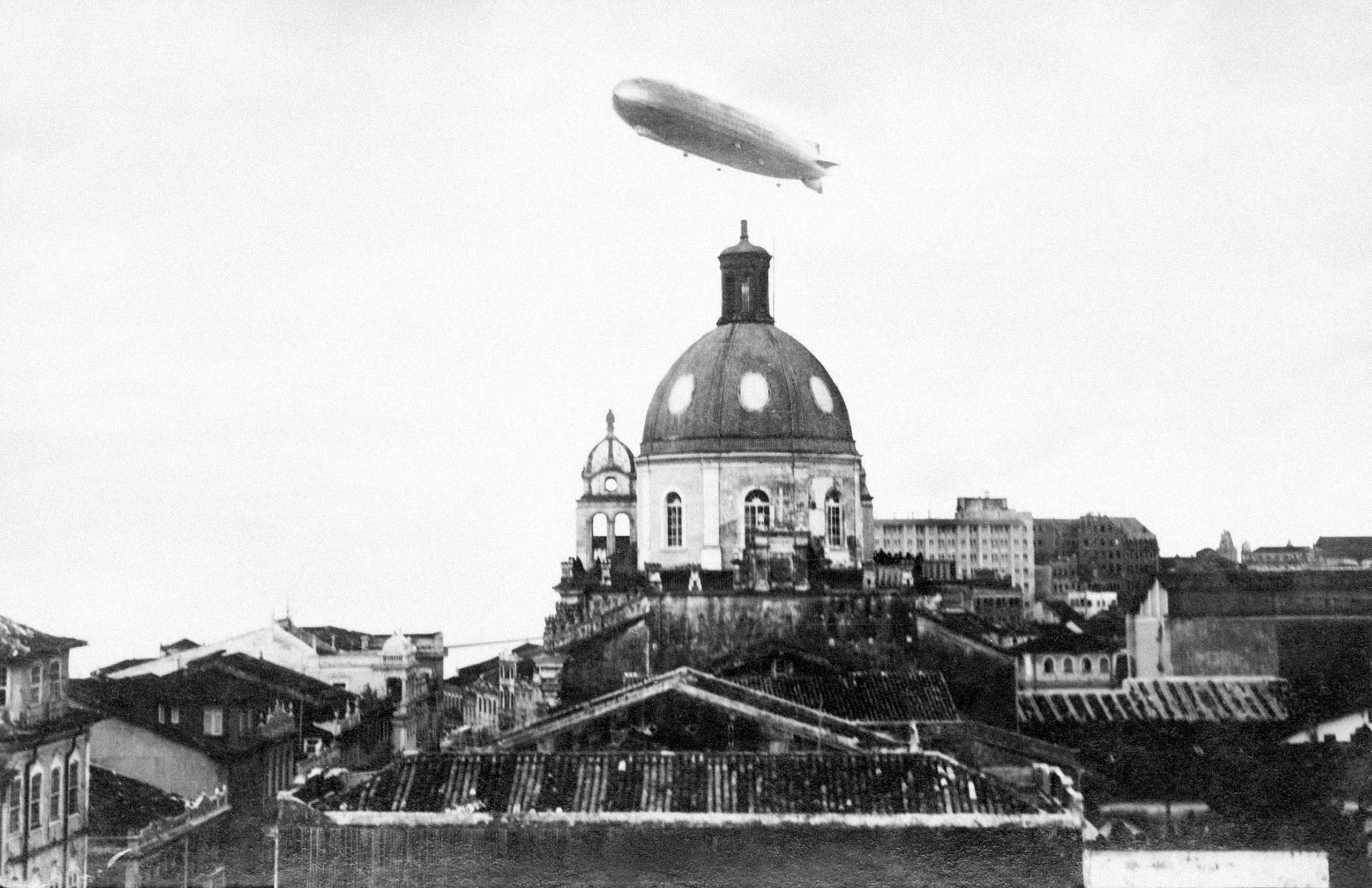 Zepelim sobrevoa Salvador